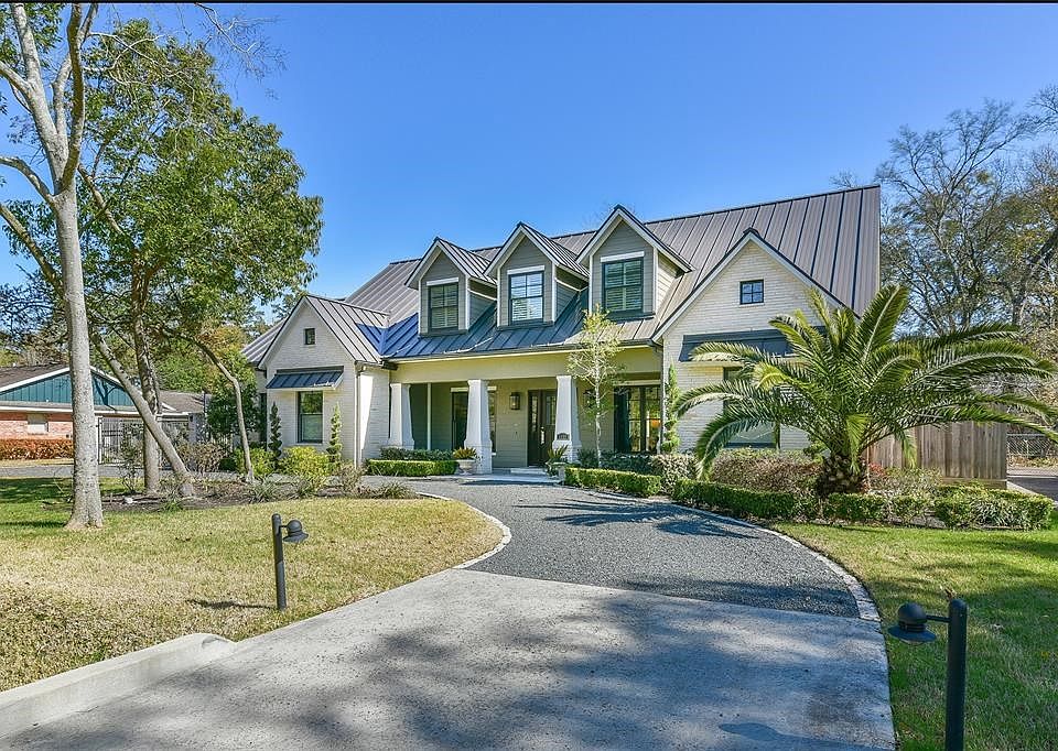 Gorgeous 5/3.5 with circular drive on expansive lot features masterfully designed patio with pool/spa and excessive green space.