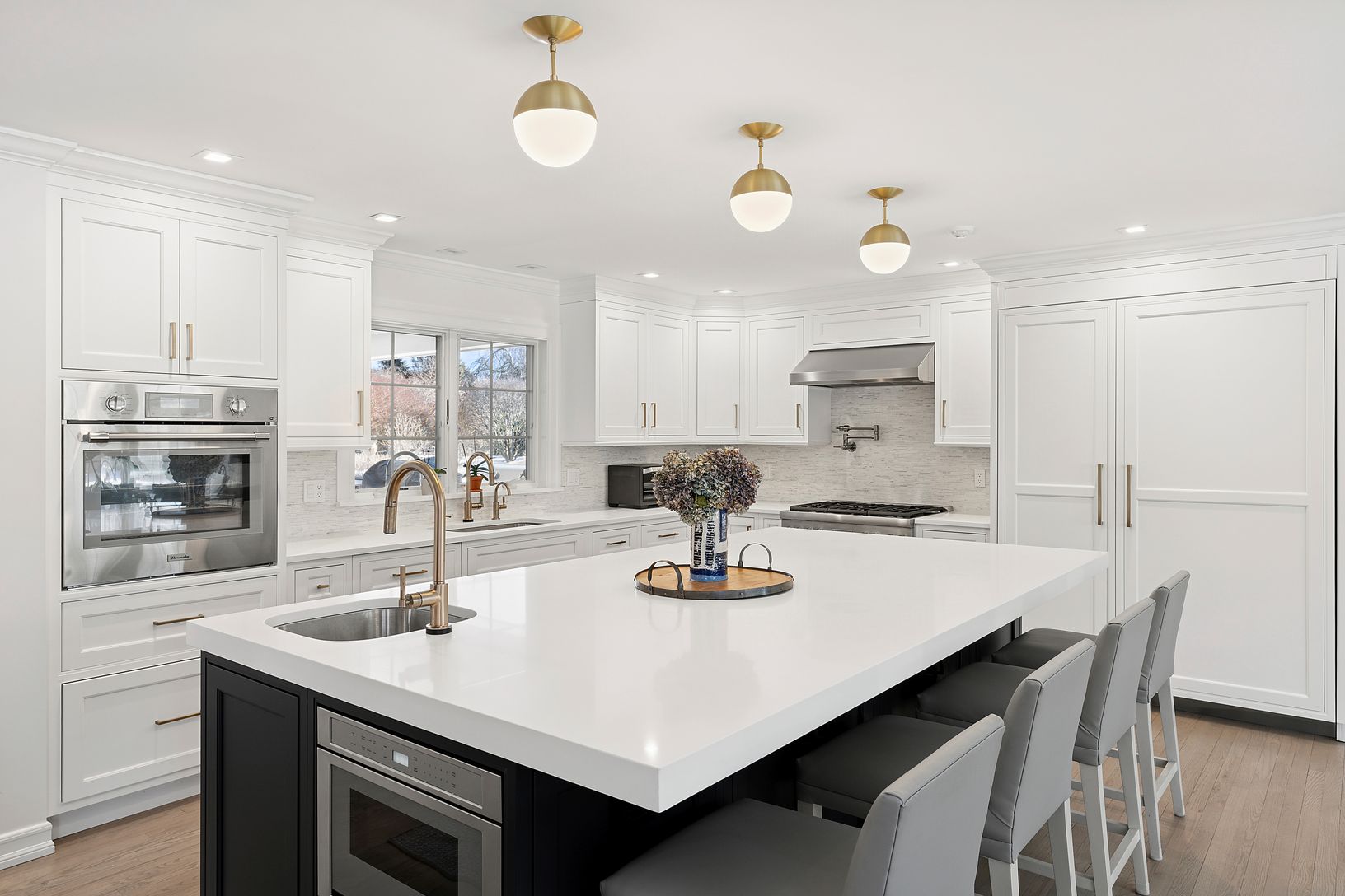  Kitchen with oversized island