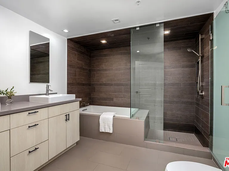 930 N Doheny Dr #317 — Photo 12