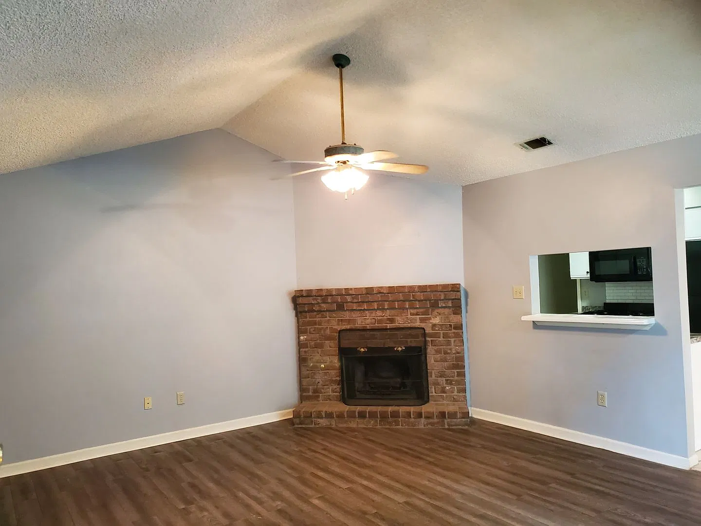**Available in May** Spacious, 2 bedroom, Georgetown Townhome — Photo 2