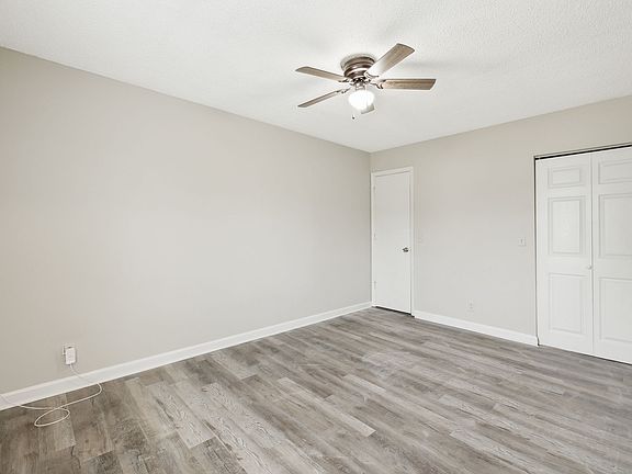 4th image of 370 Meadowlark Dr
