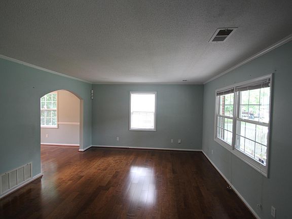 4th image of 1109 Paddock Dr