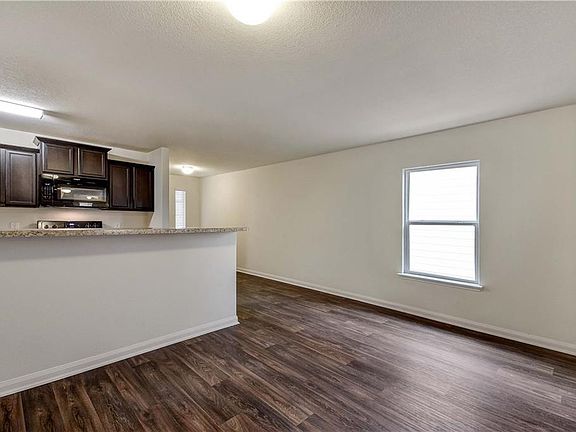 4th image of 1383 Breanna Ln