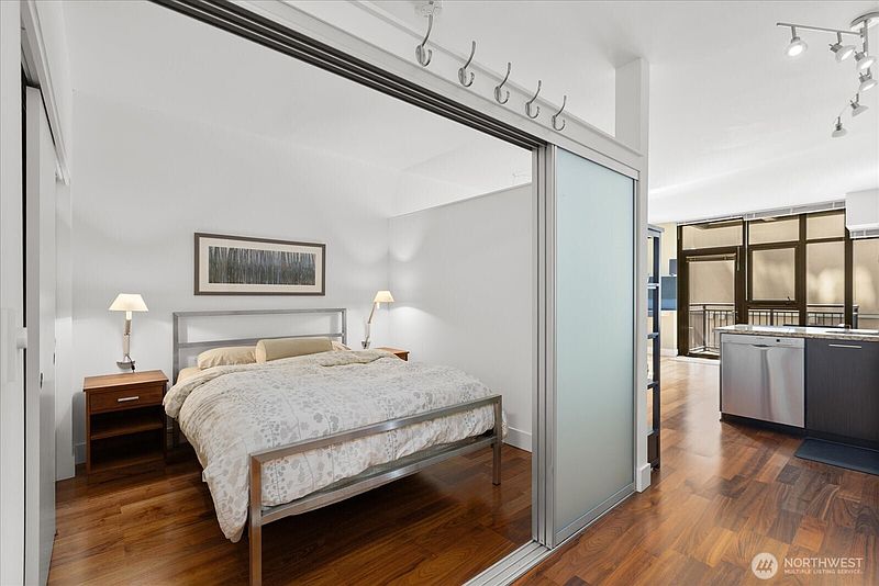 4th image of 2911 2nd Avenue #517