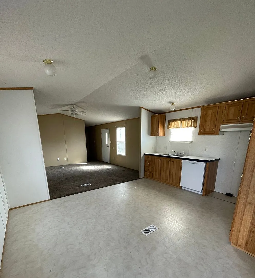 3/2/1 Carport For Lease - Commander's Palace - Fisd — Photo 4