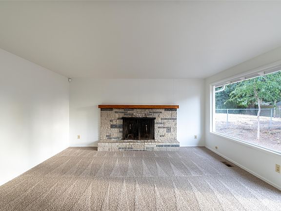 3rd image of 1335 Whisler Street NE