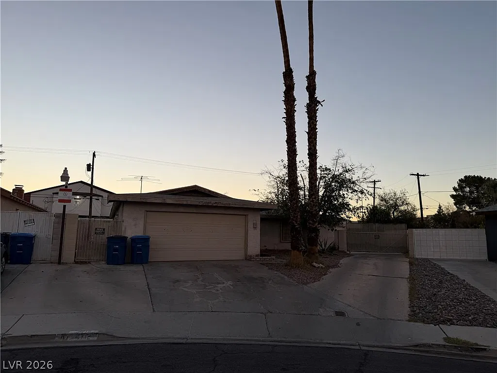 3 bed, 2.0 bath, 1438 sqft, $1,595 — Photo 1