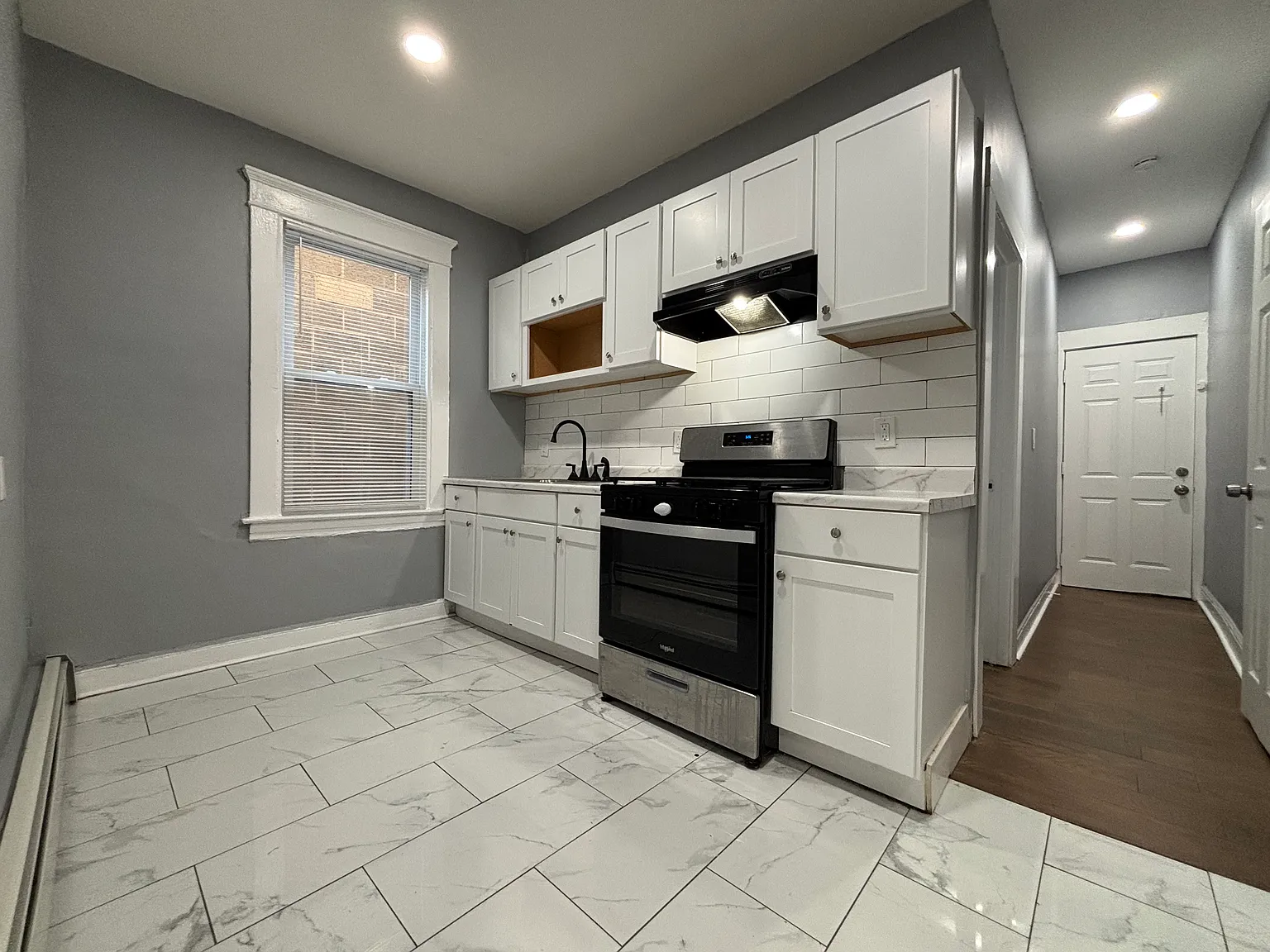 4 bed, 1000 sqft, $1,995 — Photo 1