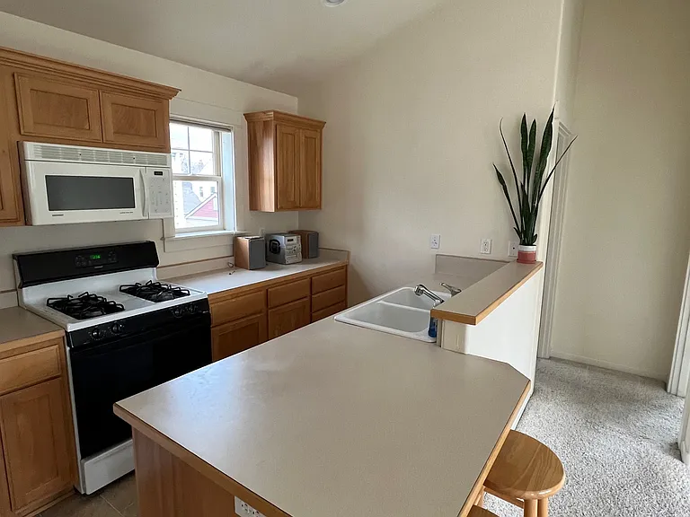 476 Clinton St — Photo 4