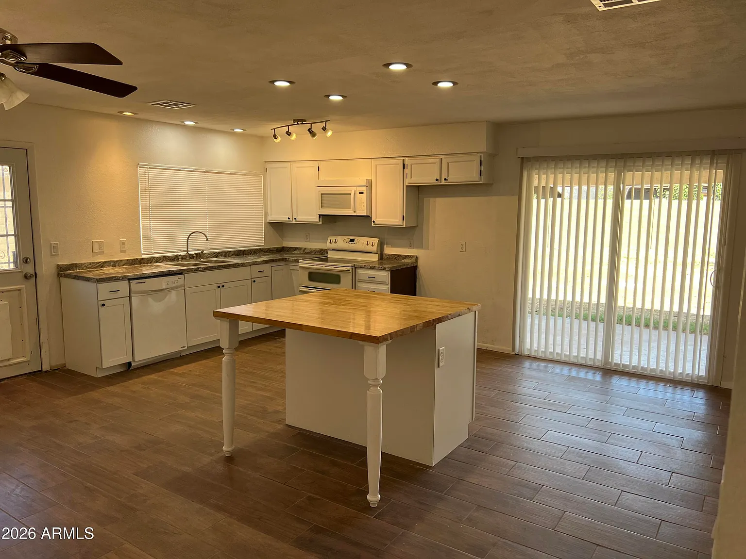3 bed, 2.0 bath, 1554 sqft, $2,000 — Photo 1