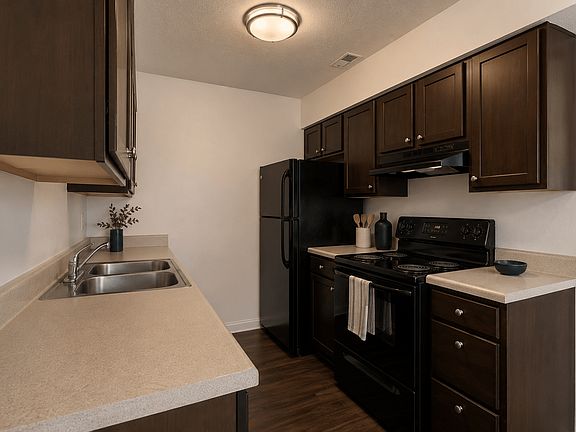 2nd image of 808 Clubhouse Dr W #84