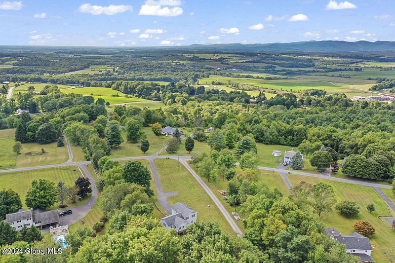 5th image of 40 Skyview Meadows Lane
