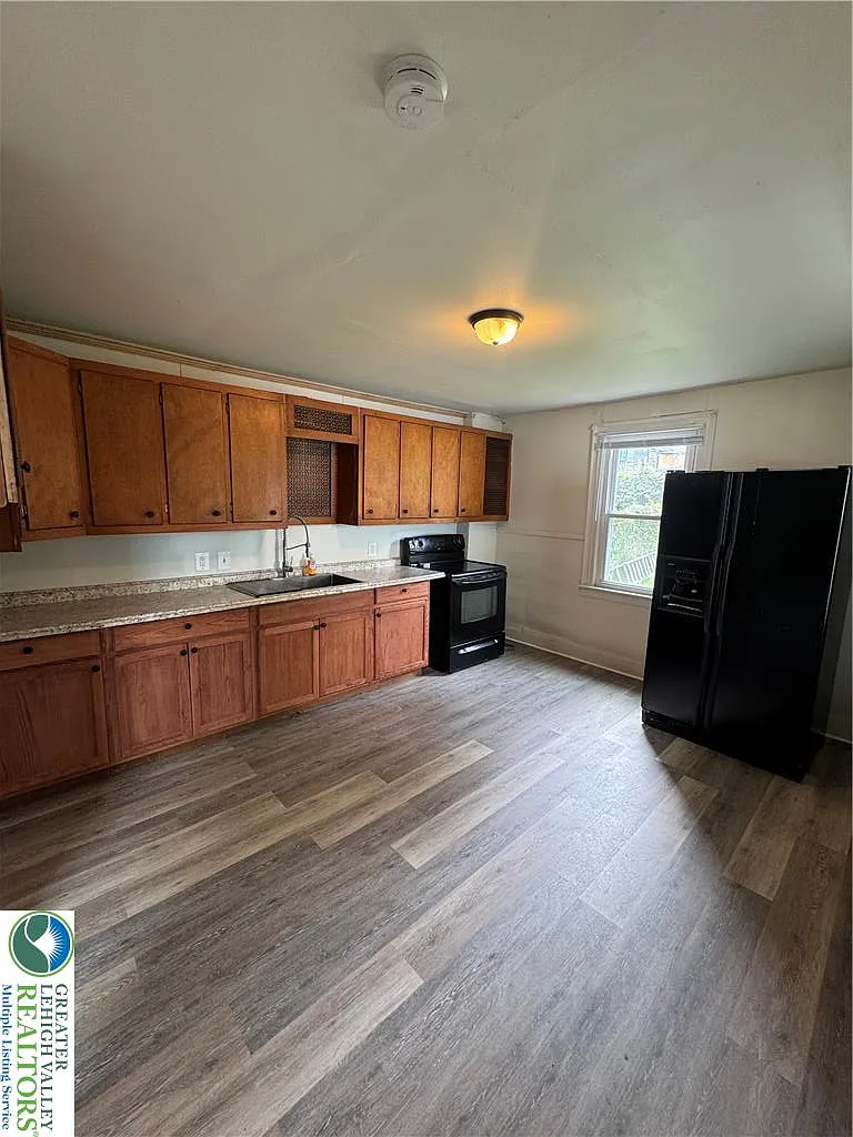 3 bed, 1.5 bath, 1200 sqft, $1,250 — Photo 2