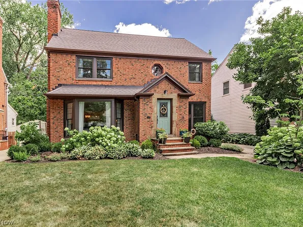 2359 Loyola Rd, University Heights, OH 44118
