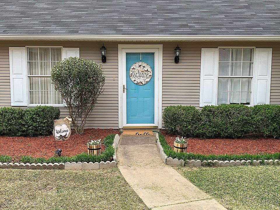 1st image of 135 Hutchinson Dr