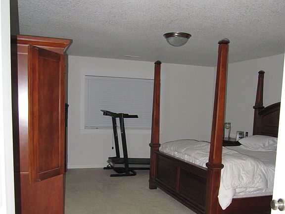 HUGE Master Bedroom w/walk-in closet