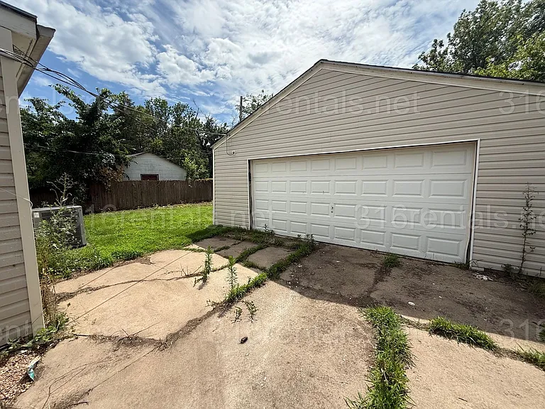 2943 S Volutsia Ave — Photo 17