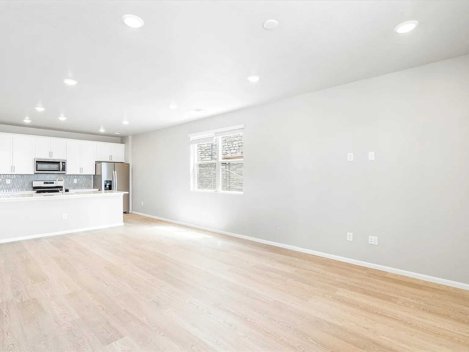 3 bed, 1875 sqft, $2,795 — Photo 3