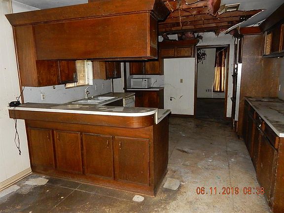 4th image of 1002 Warwick St