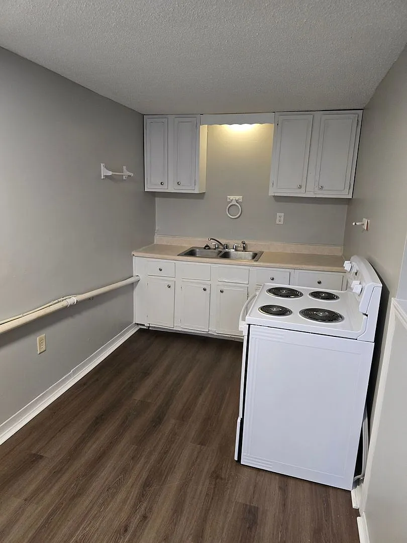 Cozy Renovated Studio Home Pet Friendly & Private! — Photo 2