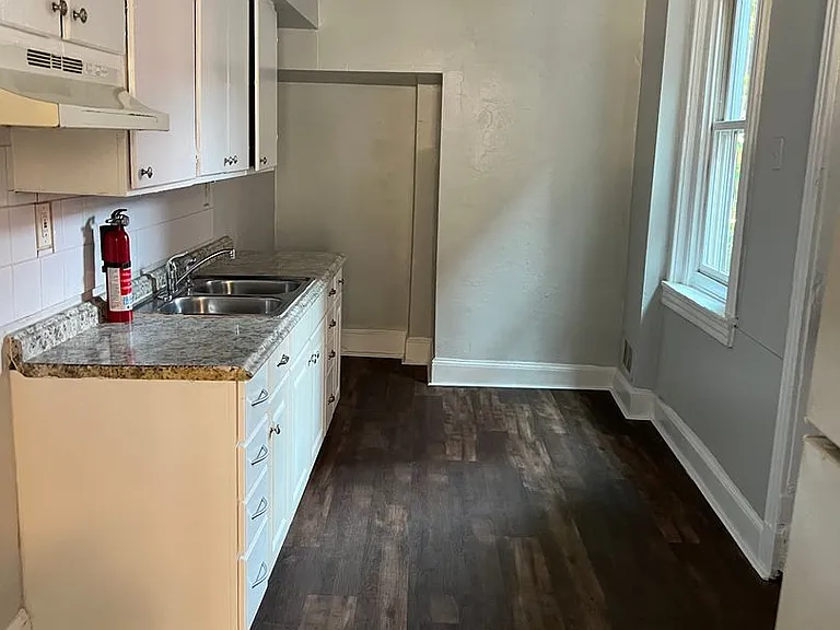 549 Howard Ave — Photo 2