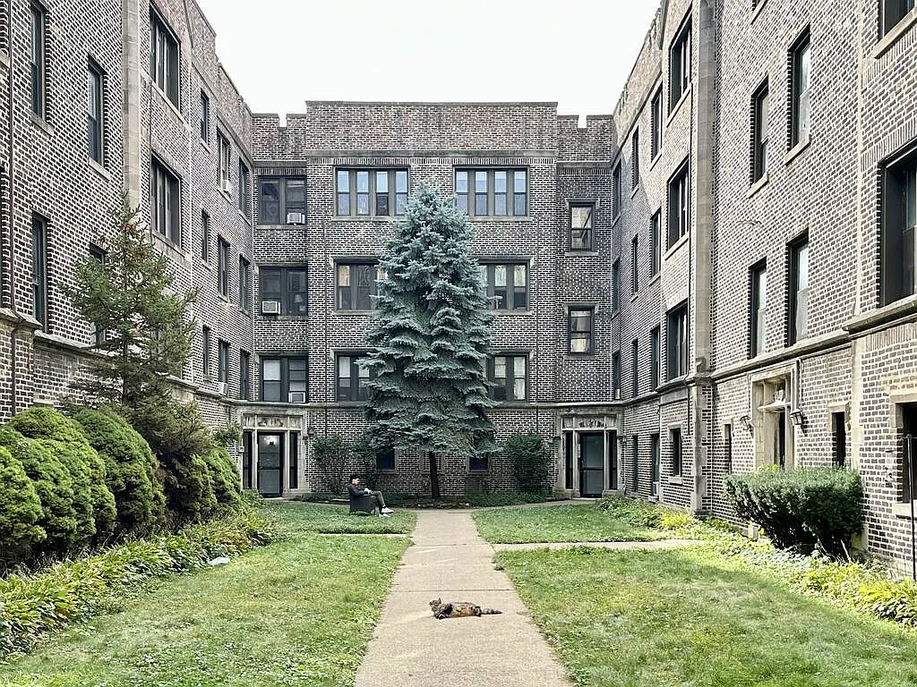 Awesome 1 Bed, 1 Bath at Estes + Sheridan (Rogers Park) — Photo 1