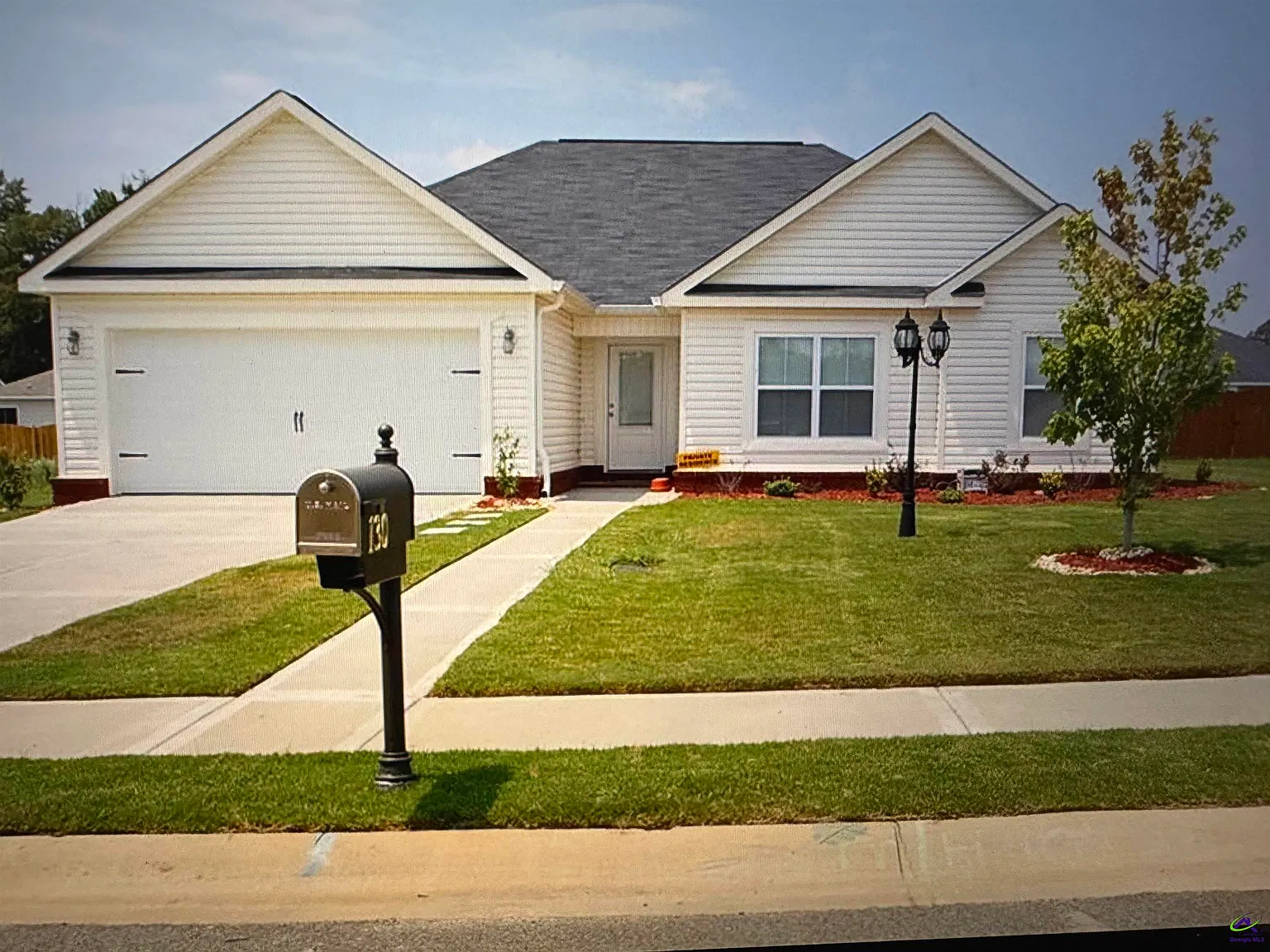 3 bed, 2.0 bath, 1547 sqft, $1,700 — Photo 1