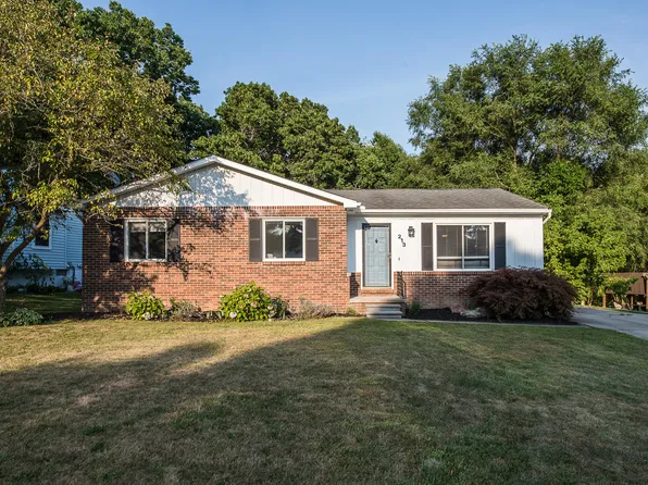 213 Woodlake Dr, Brighton, MI 48116