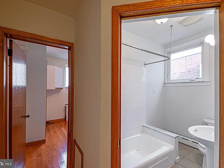 1136 Cross St — Photo 8