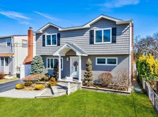 3 Pine St, Hicksville, NY 11801