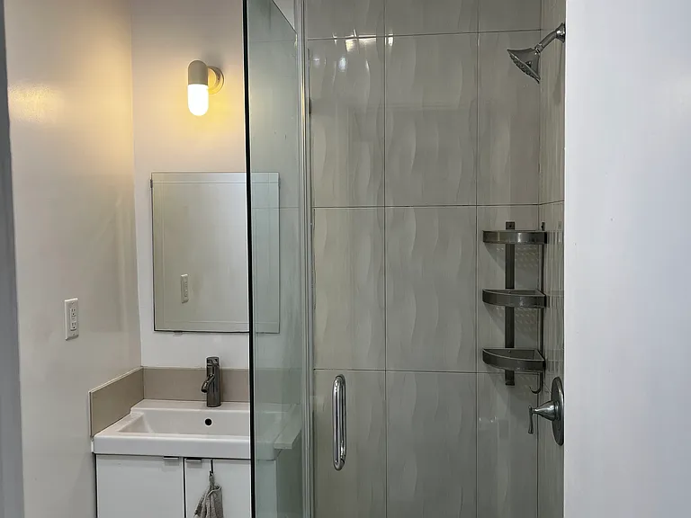 2433 Earle Ave — Photo 5