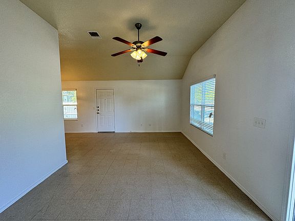 4th image of 712 W Avenue I