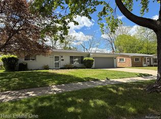 303 N Hill Cir, Rochester, MI 48307