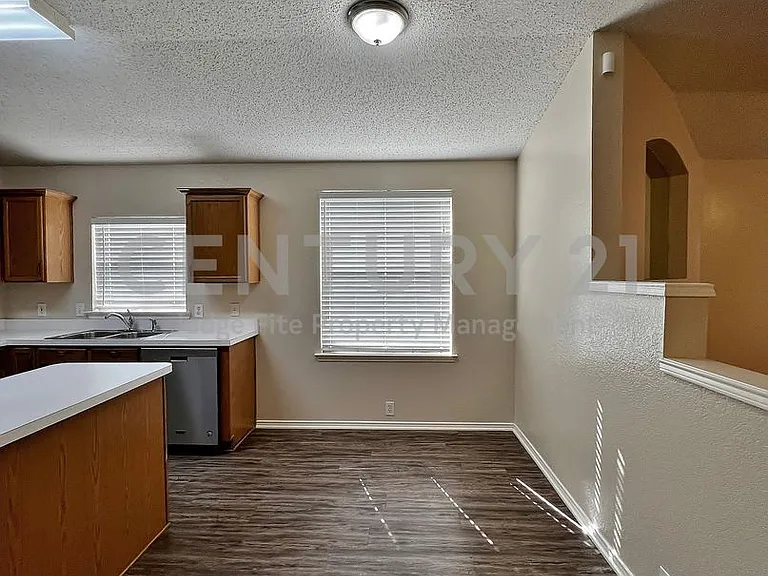 1901 Berkeley Dr — Photo 10