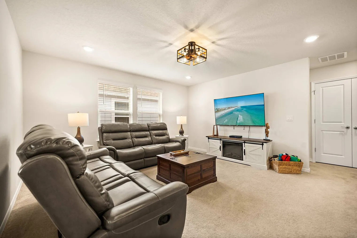 5 bed, 5.0 bath, 4025 sqft, $4,312 — Photo 2
