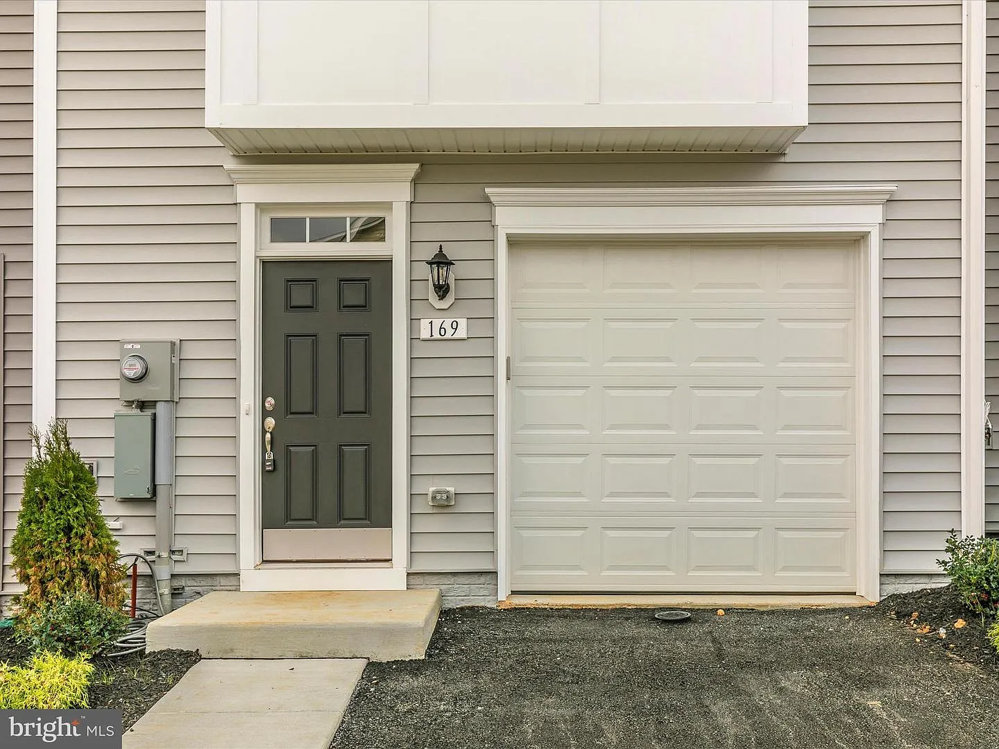 4 bed, 3.5 bath, 2132 sqft, $2,400 — Photo 2