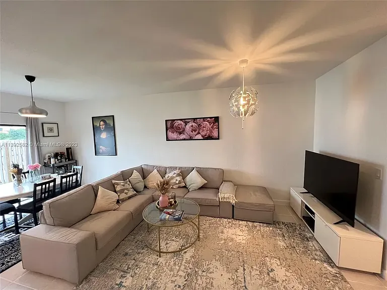 20610 NE 5th Pl — Photo 3