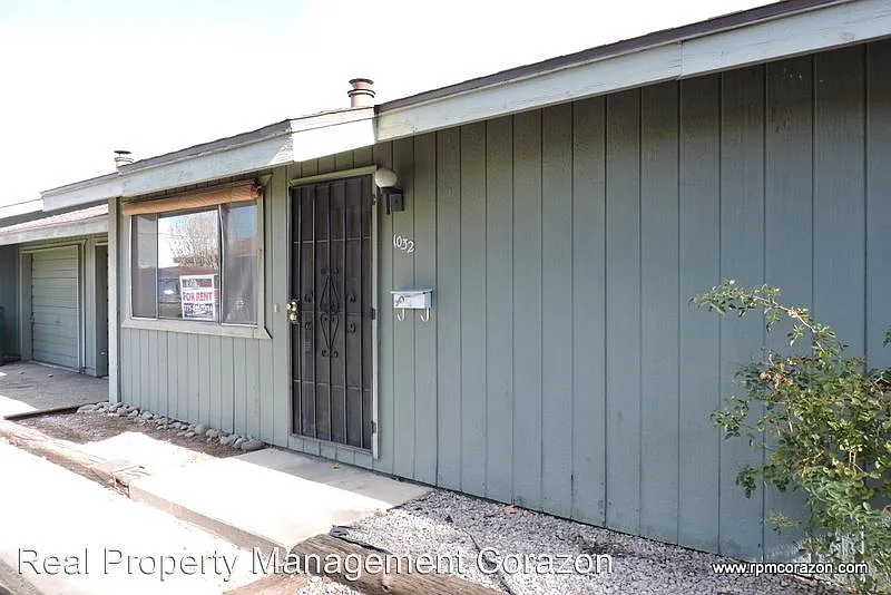 1032 Roberts St photo 1