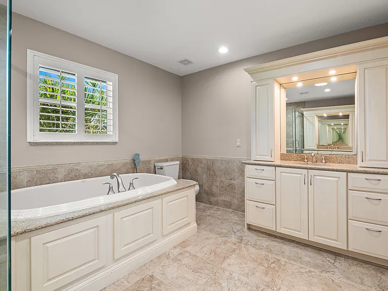 762 SE River Ln — Photo 17