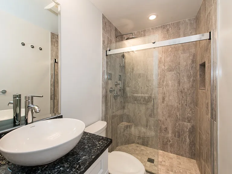 2527 Queen Annes Ln NW — Photo 9