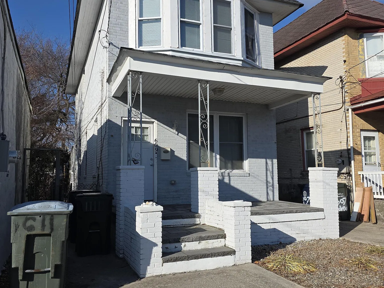 3 bed, 1.5 bath, 1486 sqft, $2,500 — Photo 2