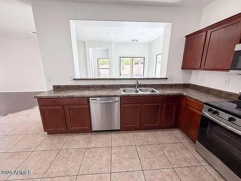 934 E Overlin Dr — Photo 3
