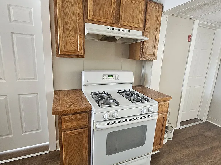 152 E Bell St — Photo 15