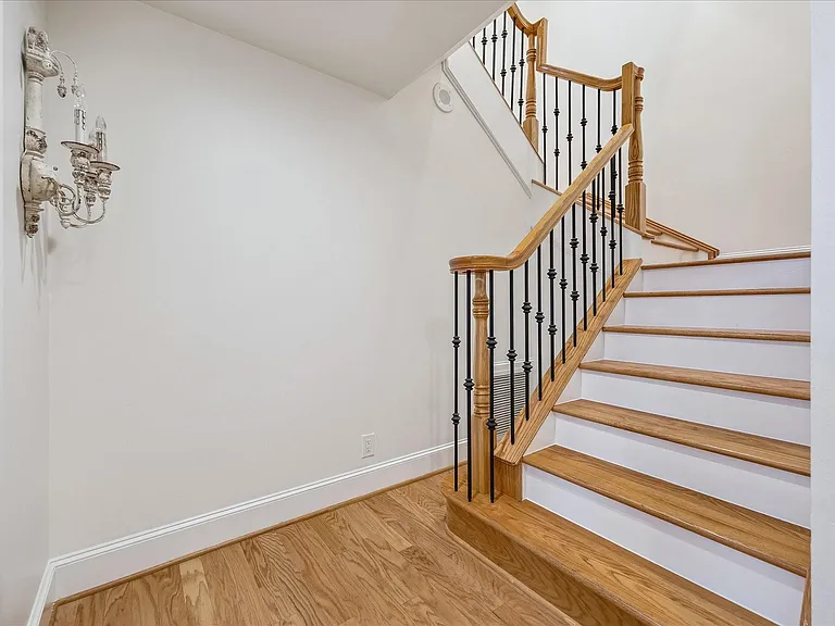 21 Briar Hollow Ln #501 — Photo 10