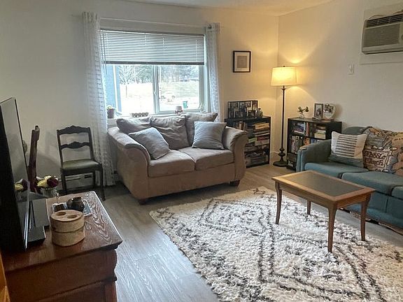 5th image of 735 Tyler St NE #7