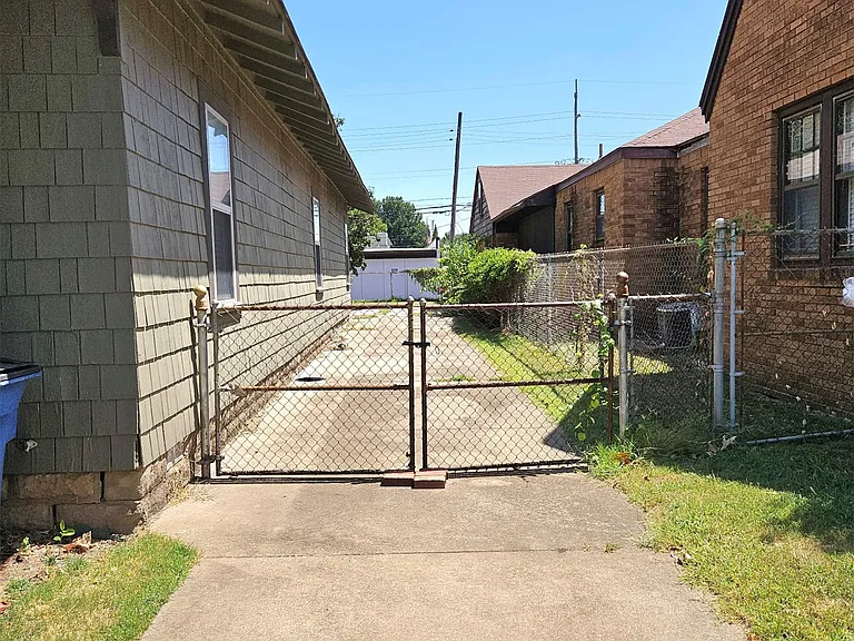 1411 S Gary Pl — Photo 15