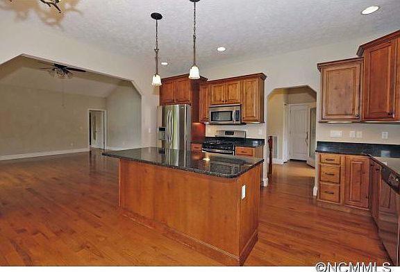 3rd image of 385 Stepping Stone Ln