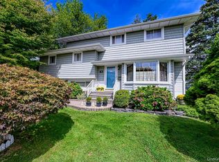 28 Halcourt Dr, Plainview, NY 11803
