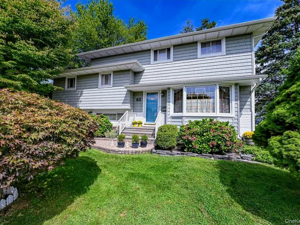 28 Halcourt Drive, Plainview, NY 11803