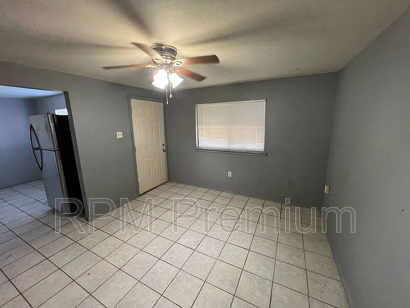 3 bed, 1.0 bath, 1000 sqft, $1,200 — Photo 4